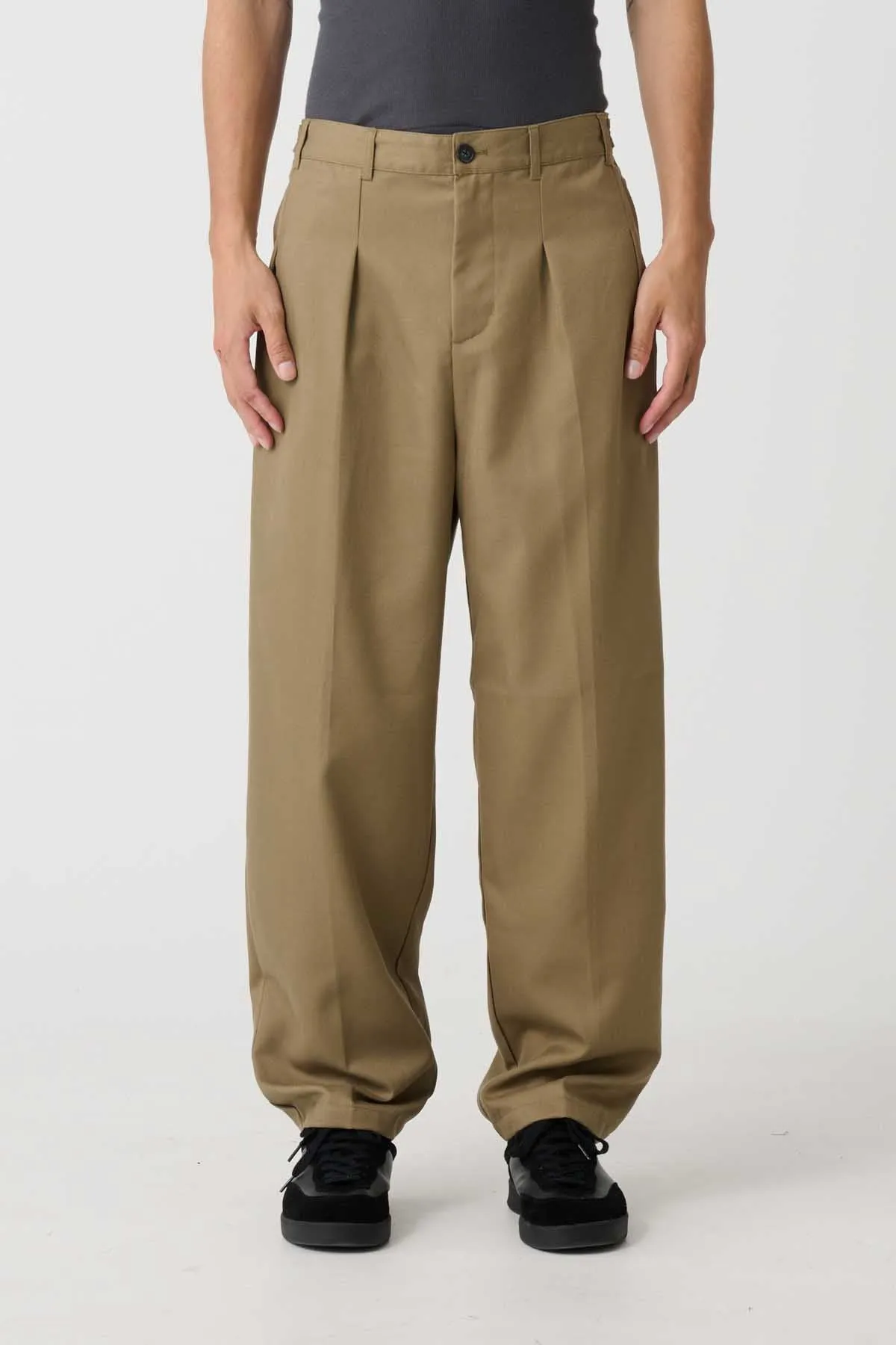 AMPLIFY PLEATED TROUSER - TOBACCO